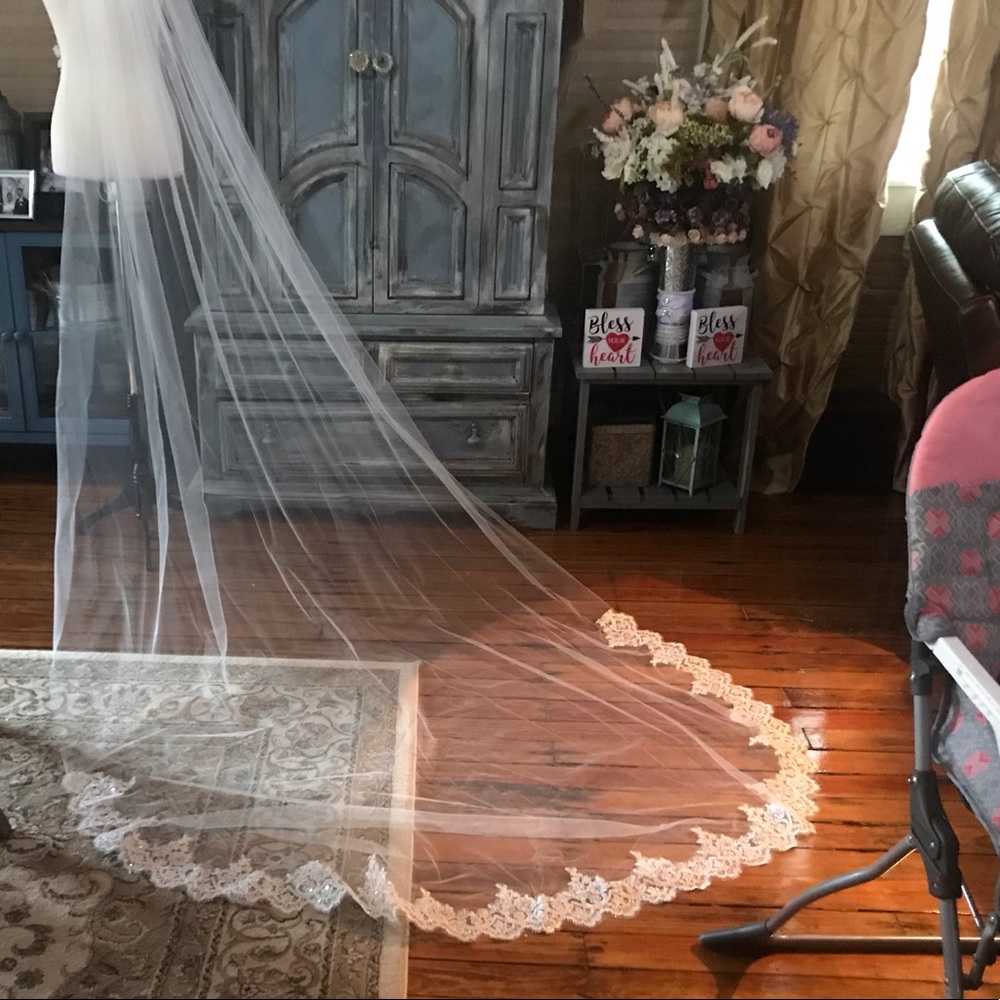 NEW Beautiful bottom lace cathedral wedding veil - Picture 3 of 5